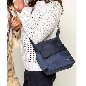 Travelon NWT Anti-Theft Classic Messenger Bag in Midnight / Navy